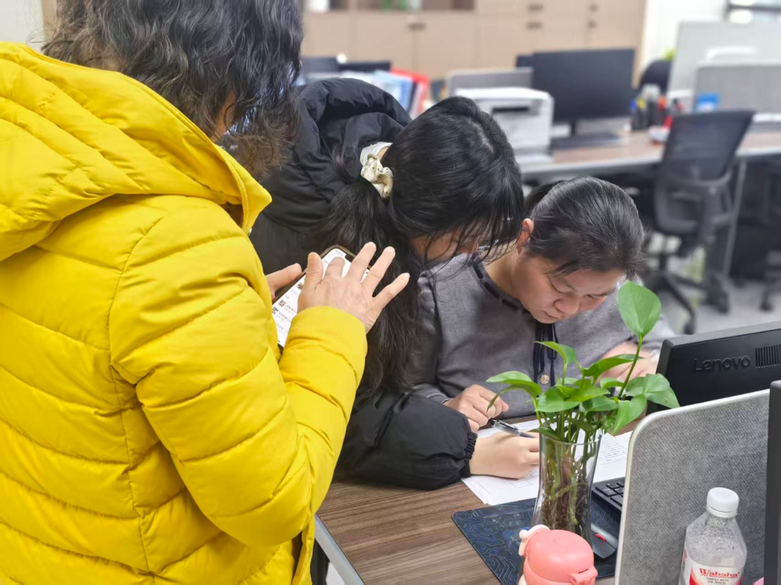 思琪财务工作人员协助客户现场填写资料