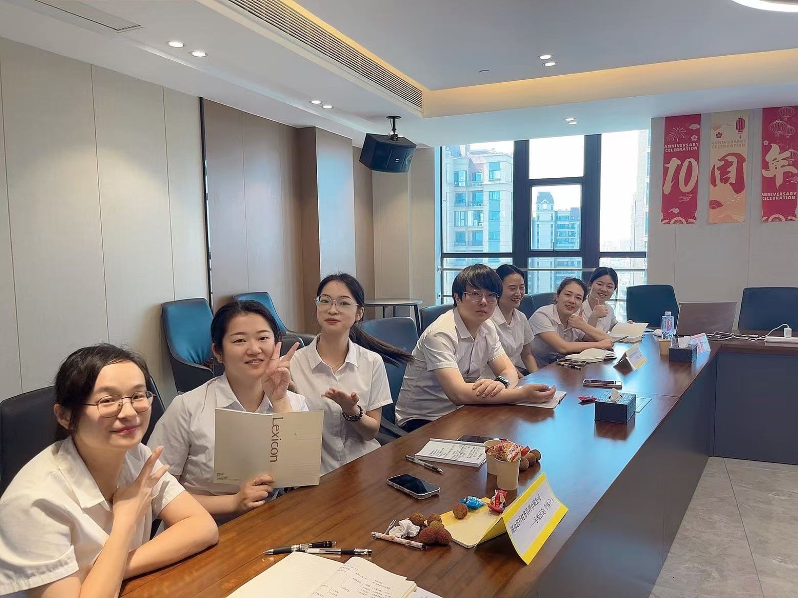 思琪财务员工在会议中交流互动
